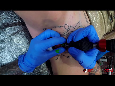 ❤️ Extremt tatuerade snyggingen Sully Savage fick en tatuering på sin klitoris Sex at us sv.sex00.top ️❤
